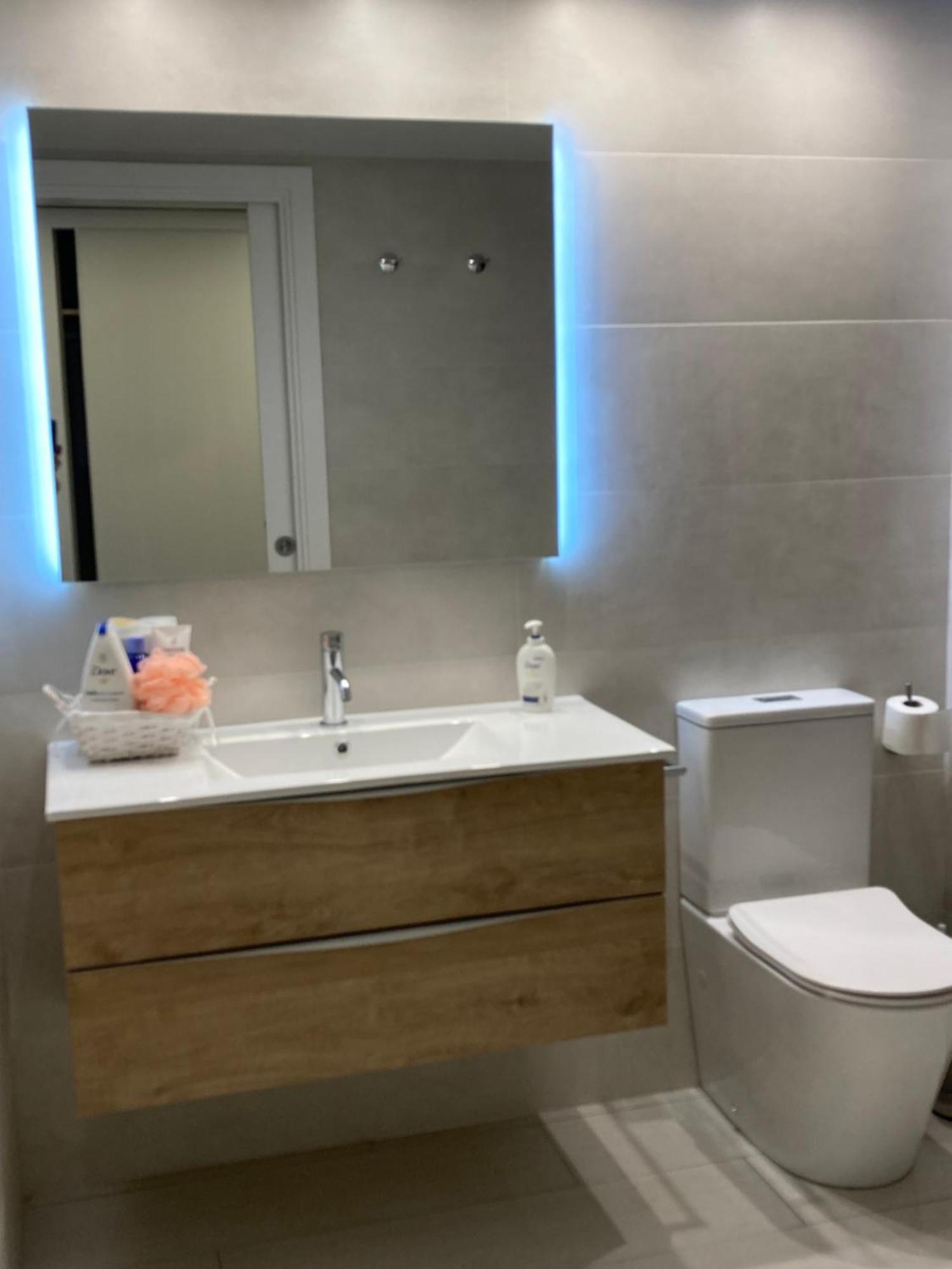 Apartamento Centrico, Climatizado Y Totalmente Equipado De 3 Habitaciones Para 6-7 Personas サンタ・コロマ・デ・ファルネルス エクステリア 写真